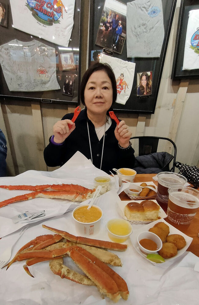 「Koji！from TOKYO!」と声がかかり、手を上げるとこれだけの料理がテーブルに並びました。妻は98ドルの「コンボ・レッグ”キング”」です。キングとはタラバ蟹のことです。手前は58ドルの「コンボ・スノー」です。スノーはズワイガニのことです。