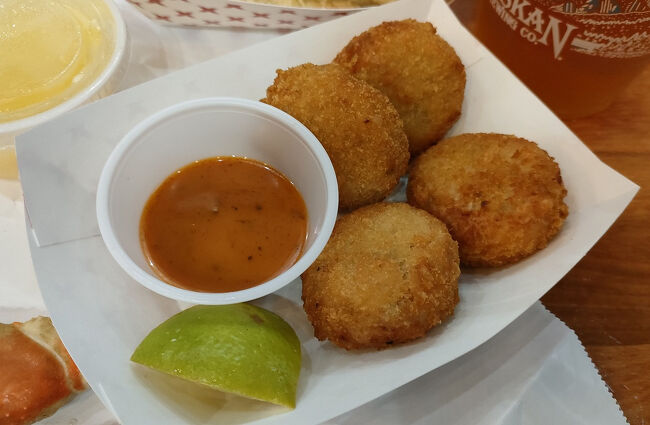 コンボには4つのミニクラブ・ケーキが付いています。これはカニコロッケですが、ほとんどカニの実だけのようです。オレンジ色のクラブ・ケーキ・ソースが絶品です。これはご一緒したご夫婦にお土産にいただいたのですが、帰国後にコロッケやメンチカツに掛けるとめちゃくちゃ美味しかったです。