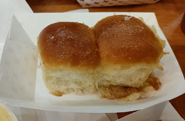 熱々のパンも美味しそうです。これはビスク・・スープと一緒にいただきました。