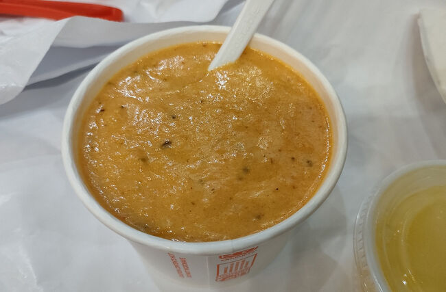 このビスク・スープは濃厚でカニの実がたくさん入りすぎているように感じます。とても濃厚でおいしく、冷えていた体が温まります。