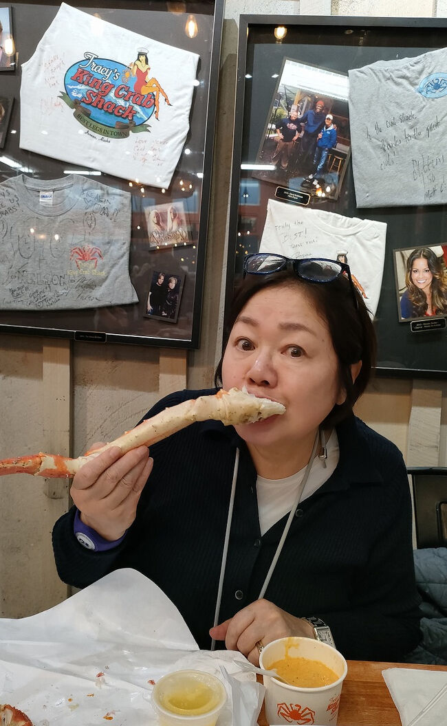 損な食べ方やめなさい。タラバガニは1本づつ、ズワイガニは半身づつ分けていただきました。てっきり少しは残すと思ったのですが、エビ・カニ好きは完食していました。シンガポール、マラッカ、ペナン島、バンコック、アユタヤと3週間かけてエビとカニを食べながらマレー半島を北上する旅でも脚1本も残さずに食べていました。