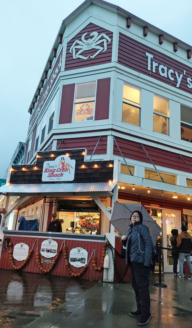 お腹のすいた妻は「トレーシーズ・キングクラブ・シャンク/Tracy’s King Crab Shack」の前に仁王立ちです。母親が言うことを聞かない子供を見るような視線は止めてください。