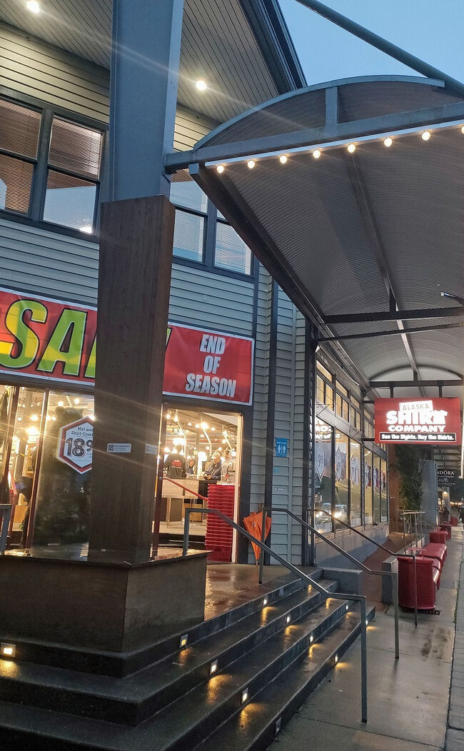 船に戻る途中に気になっていたお土産物屋に立ち寄りました。なぜなら町中を歩いている観光客の人のほとんどがここの赤いビニール袋を持っていたからです。