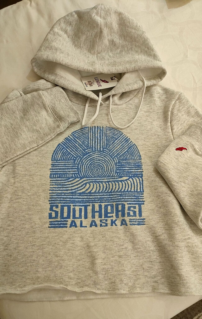 生地もしっかりしたこのパーカーは妻と友人の添乗員さんへのお土産にしました。大きなサイズがあれば欲しいくらいでした。明日は「スキャグウェイ」に寄港するのを楽しみに早めに休みます。