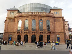 劇場の前の階段は、格好の休憩「椅子」です。
