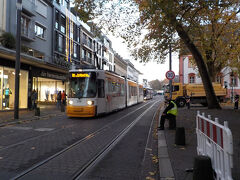 その路面電車が来る直前、トラックはバックして道を空けました。
そして、それと後続の路線バスが通過したら、また道を塞ぎました。
この車両は、テロ対策としての暴走車両の侵入を防ぐバリケードだったのです（、きっと）。

　◆　◆　◆　◆

なお、この位置情報に登録されている名は、「シラー通り」の誤りです。
このサイト管理者は、もっと積極的に申請事項を精査するべきと思っています。
