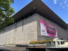 メトロに乗って、ビクトリア国立美術館へ。