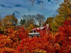 お部屋でうだうだしてたら、雨が上がり、薄日がさしてきたので、お出かけすることに。
フロントで無料チケットをいただいて、お隣のタリアセンにあさんぽです。