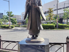 最後に見たのは、堺駅西出口近くの与謝野晶子像。
千利休もそうだし、堺は多くの著名人の出身地なのね～

堺観光は終了、大阪市内に向かいます。