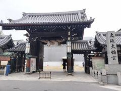 ビュッフェのご当地料理が、焼きそばのみって・・

朝早くに開いているのは、神社かお寺くらい。
で、近くの大阪天満宮に行ってみることに。