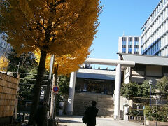 参道途中の右手にある、芝大神宮。
平安時代、寛弘２年（１００５）一条天皇の御代に創建された由緒ある神社です。
鎌倉時代は、源頼朝の篤い信仰の下、社地の寄贈を受け、江戸時代には、徳川幕府の篤い保護の下に社頭はにぎわい大江戸の大産土神として関東一円の庶民信仰を集め、「関東のお伊勢さま」として数多くの人々の崇敬を集めました。
当時の賑わいは、広重の絵などに見ることができます。

