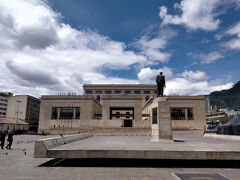 コロンビアの裁判所。
ここもボリバル広場に面しているのですが、ボリバル広場に面している建物は古い建物が多いのですがここは比較的新しく1960年。