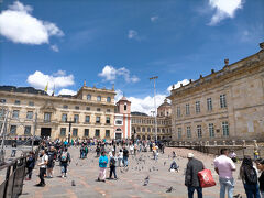 ボリバル広場
南アメリカの独立運動の指導者のシモン･ボリバルを記念する広場。
ボリバル広場はベネズエラ・コロンビア・ペルーの各国にある。
コロンビアのボリバル広場には国会議事堂など色々な国の主要施設が面して建っている。ボゴタの観光名所の1つ。