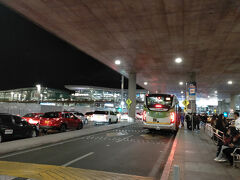 ホテルでシャワーを浴びてからチェックアウトをし、荷物をフロントで預かってもらい近所のスーパーに持っていたコロンビア通貨を使いに行き、コーヒーを買えるだけ買って来た。
その後ホテルに戻り荷物をピックアップしてバスで空港へ。グーグルマップだと途中で乗換が必要なルートが出て来たけど乗換なしで空港まで来れた。
ボゴタで何度と無くグーグルマップに騙されました。