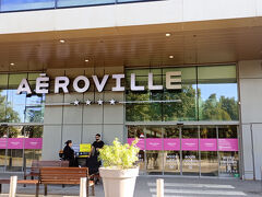 空港ターミナルからは離れているけど一応ここも空港の敷地内にあるショッピングセンターAEROVILLに来てみた。