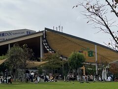 一通り展示を見終えて美術館を出ました後、「てんしば」でひと休み。

どの店も混雑していました。
たいへんな賑わいです。