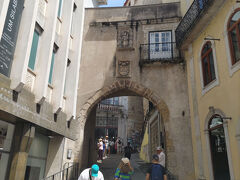 　この大通りのすぐそばにある石造りの門です。地図には「Barbican Ｇate」とありますが、アルメディーナ門と紹介されているようです。フェレイラ・ボルジェス通りからコインブラ大学へ向かう際の入り口となる門です。他にも大学への行き方はありますが、旧市街と新市街の境目だそうで、昔はこの城門が町への入り口でした。