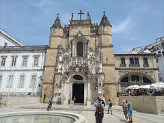 　サンタクルス修道院の右隣りが、教会の建物を利用したカフェサンタクルスです。中も外もお客さんでいっぱいです。お茶でもと思いましたが、座るところがありません。