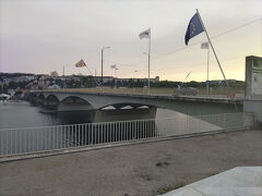 　モンデゴ川沿いに出てみました。サンタクララ橋です。