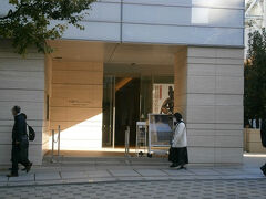 半蔵門駅出口前にある半蔵門ミュージアム。
真如苑が所蔵する仏教美術品を一般に公開する美術館です。
無料なのですが、仏像や仏画の美術館なので、入りづらいです。

