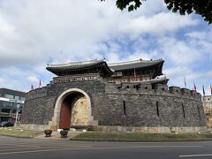 地下鉄1号線に揺られること約1時間。
水原駅に到着。
タクシーにのって、八達門までやってきました。

八達門は華城の南門で、門の前が半円状の城壁で囲まれています。