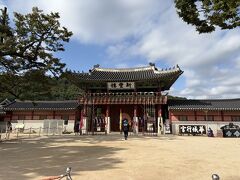 新豊楼

この横にチケット売り場があり、中へ入場できます。
中に入る前に運よく、ここの前で「武芸二十四技」の
デモンストレーションが行われていました。