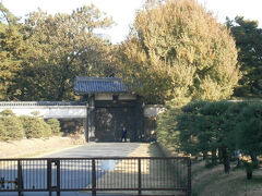 こちらが駅名にもなっている半蔵門です。
家康が入府したとき、城の西口にあたるここが地形的にもっとも守りが弱かったといわれています。
そこで家康の信頼あつい服部半蔵の伊賀衆をこの門の守備にあてました。
従って半蔵門と呼ばれるようになったというのが通説です。
ちなみに四谷にある西念寺に服部半蔵の墓があります。

