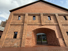 そして、美術館へ。
入場料1,500円。
これは出てきてから撮った写真なので青空が見えていますが、入る時は、急に雨が降ってきていて、隣のカフェから急いで移動しました。