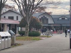 でもまだまだ時間はあり、本栖湖に向かうことに。途中の道の駅朝霧高原。かなり冷え込んできました。とてもソフトクリーム食べる気にはなれません。