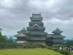 大王わさび農場から松本城へ。近くの駐車場に車とめて散策。