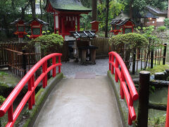 狭井神社の鳥居をくぐると左手に池があり、市杵島姫神社があります。
