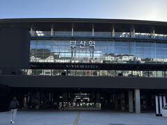 今日は釜山駅ー蔚山駅　KTX乗ります
チケット券売機で買おうと挑戦したけどやっぱりワオパスカードも日本クレジットカードも対応してませんでした
何年も前にダメだったけどまだ未対応なんですか～
窓口で買いました