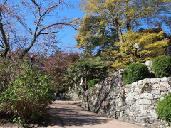 それではいよいよ長谷寺に入ります。
長谷寺は真言宗豊山派の総本山です。朱鳥元年（686年）、道明上人が天武天皇のために銅板法華説相図（国宝）を西の岡に安置したことが、始まりといわれています。西国三十三所観音霊場第八番札所としても知られ、四季を通じ「花の御寺（みてら）」として信仰を集めている。国宝や重文の寺宝も数多く所蔵しているとのこと。
