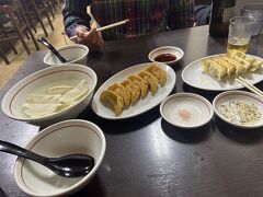 宇都宮に戻りホテルにチェックインして
餃子食べにきました
メニューは餃子のみ
水餃子、焼き餃子、揚げ餃子
美味しかったです