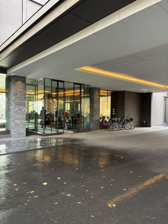 外に出たら晴れているのに雨がパラパラ<br />自転車が置いてあるからレンタルして回れるんでしょうね