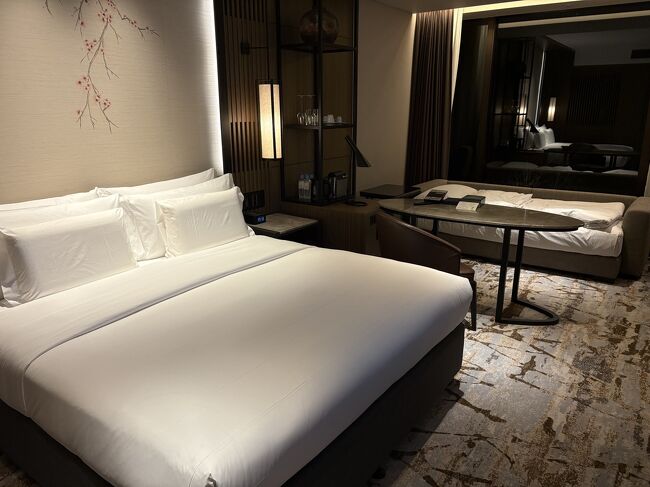 お部屋はダブルにエキストラベッドを入れてもらいました<br />ゆったりとした造りで広々<br />新しいだけあってベッド回りのコンセントも使いやすい<br />