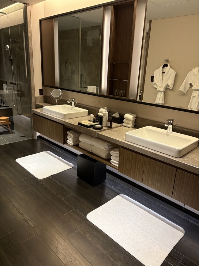 洗面はダブルシンクでこちらも広々<br />もちろん体重計もあります