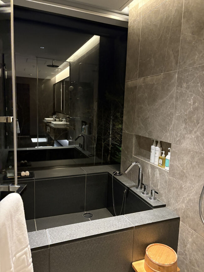 お風呂から外の風景が眺められますし、洗い場もあります。