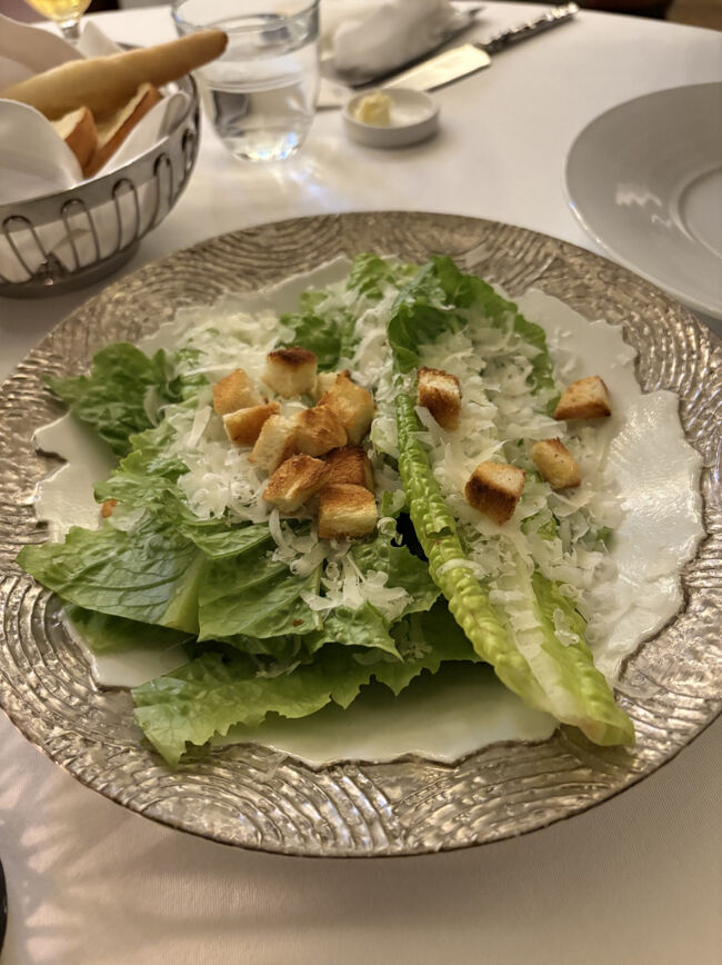 ホテルに着いたのが17時すぎていたのでもう外は暗くなっていました。<br />ホテルスタッフに聞いたら夕食はヒラフの方に行く方もいるようでしたが、もう出かけるのも億劫だし暗いのでホテルで食べることにしました。<br />オーソドックスなシーザーサラダ