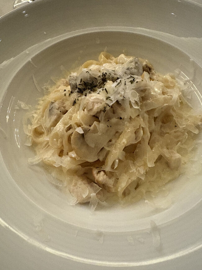 レストランメニューにはパスタは無かったのですが、インルームダイニングではパスタがあったのでお願いして作ってもらいました。<br />チキンのクリームパスタだったかな。<br />美味しかったです。