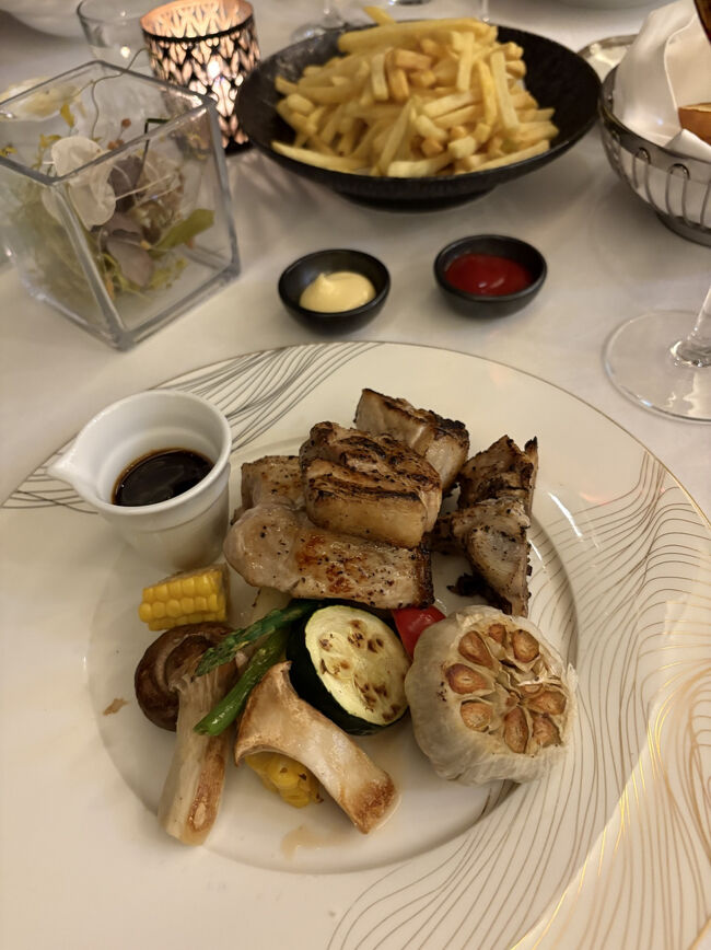 夫のポークソテーだったかな？<br />付け合わせにポテト頼んだら山のような量が来ました。<br />絶対食べきれないと思いつつなんだかんだで半分以上平らげました。<br /><br />この後はゆっくりお風呂に入っておやすみなさい。