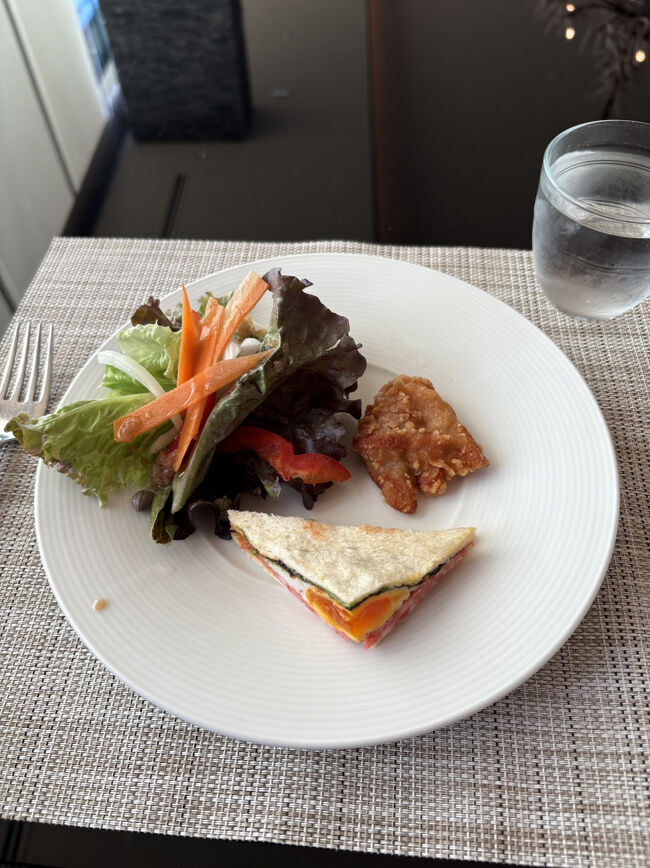 サンドイッチ、ザンギ、サラダなど。<br />サンドイッチはルームダイニングのメニューにあって食べてみたかったからラッキー。<br />北海道といえばザンギですよね。