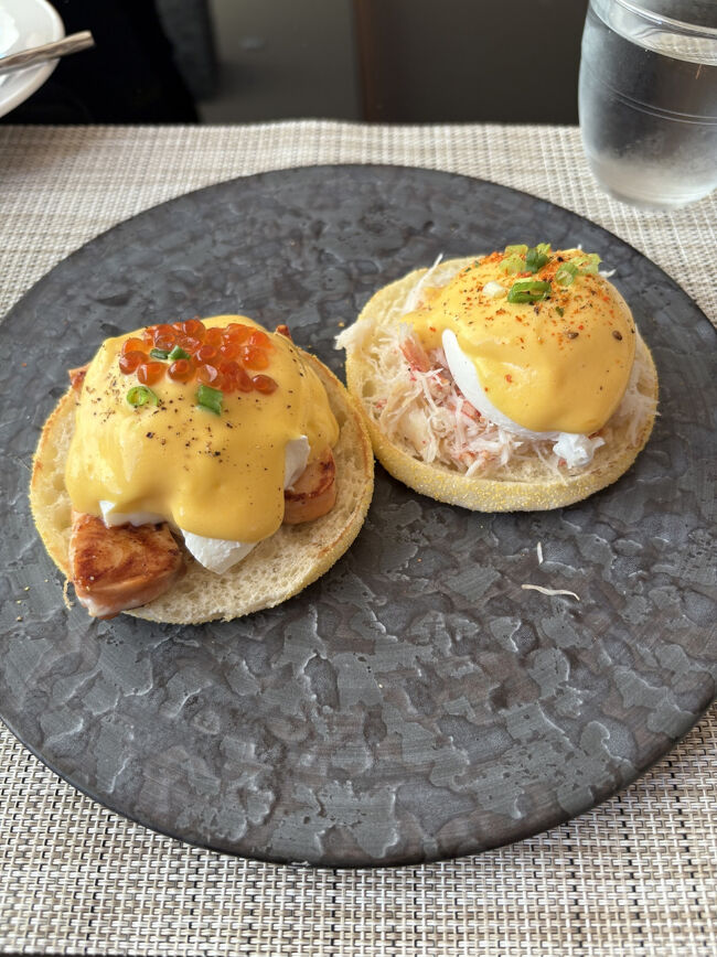 エッグベネディクトは4種あって、いくらとサーモンで迷っていたら一つずつサーブしてくれました。<br />濃厚で美味しいエッグベネディクトでした。