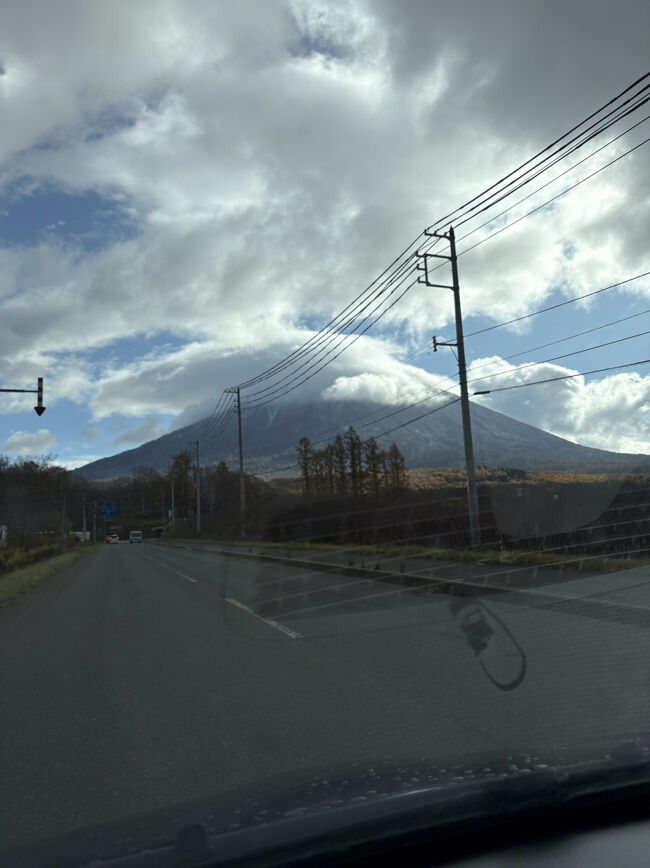 チェックアウトしたら千歳空港へ向かいます<br />羊蹄山の頂上は雲に隠れていてみえなかった　