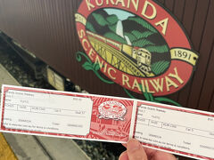 帰りは１４：００のキュランダ鉄道に乗ってケアンズに戻ります。

チケットはツアー会社なので購入できますが、
今回の私のように片道だけキュランダ鉄道プランというのが
見つけられず、直接公式HPから申し込みました。

https://www.ksr.com.au/Pages/SecureBookingEnquiry.aspx

このお問い合わせフォームで一度送り、その後メールで
返信があるので日程・時間などを再度送り、
予約確定メールが来るので、当日そのメールを持って
窓口でお金の支払いを済ませるという流れです。