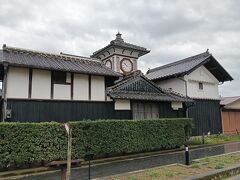 野良時計
家ごとに時計のなかった明治の中頃、土地の旧家で地主であった畠中源馬氏が自分で時計組み立ての技術を身につけ、歯車から分銅まで手づくりで作り上げた時計台。
この時計台の原型は、当時畠中家の台所にかかっていた八角形の米国製の掛時計で、これを何度も分解しては組み立てて時計の構造を学んだといわれています。