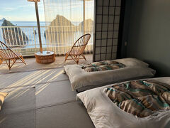 この日宿泊する堂が島温泉「至善天遊」にやってきました。

旧堂ヶ島ホテル天遊をリニューアルし、2024年とてもきれいなホテルに生まれ変わりました！収容人数もそれほど多くないので静かに過ごせました。
お部屋は和ベッド２つにお布団が一組敷ける海の見えるお部屋。母が正座できないので、お部屋を探すのに苦労しましたが、ここなら安心。
