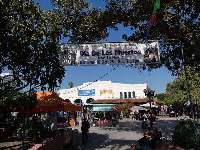 リトルトーキョーを散策した後、歩いてオルベラ街（メキシコ人街）に行きました。<br />ここは1781年以降にメキシコから移り住んできた人々によって作られた街でロサンゼルスの発祥の地と言われています。<br />そしてこの地をスペイン語で天使の女王の町と名付けたことが今日のLos Angels（ロサンゼルス）の始まりとなっています。<br /><br />