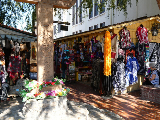 メキシコ料理のレストランや民俗工芸品店、屋台などが並び、活気あふれる雰囲気が特徴で、多くのメキシコ系住民が住む地域として知られています。 