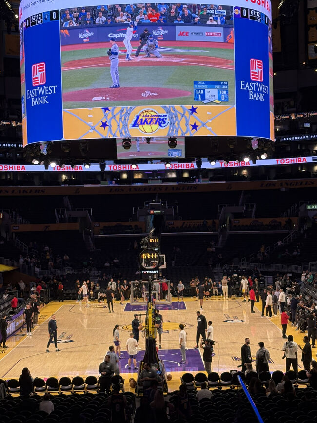 試合が始まりました！<br />スタジアムにいる時にちょうどトロントでワールドシリーズの試合中だった為、大きなモニターで野球の途中経過を見ることも出来ました。